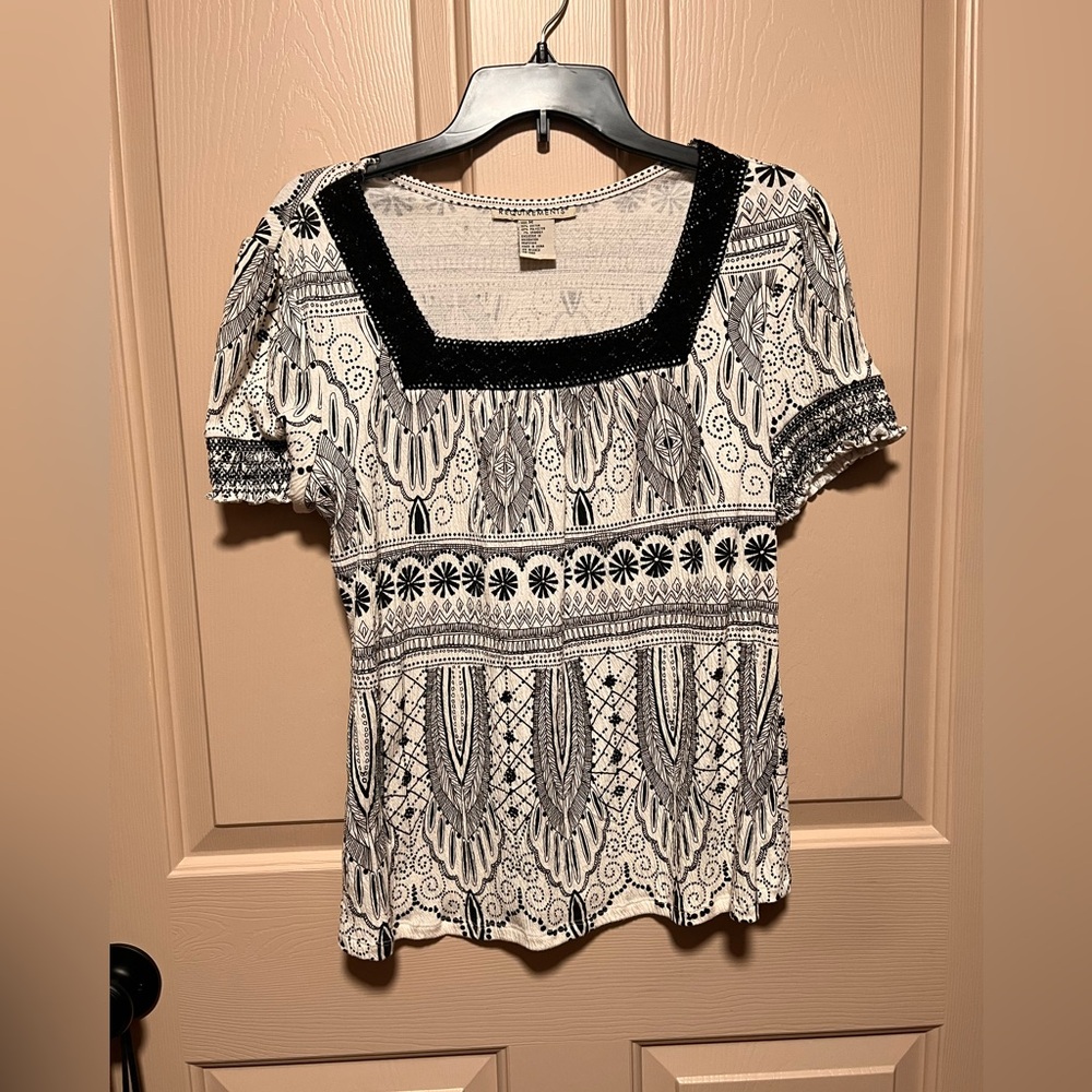 Requirements Black and White top size M